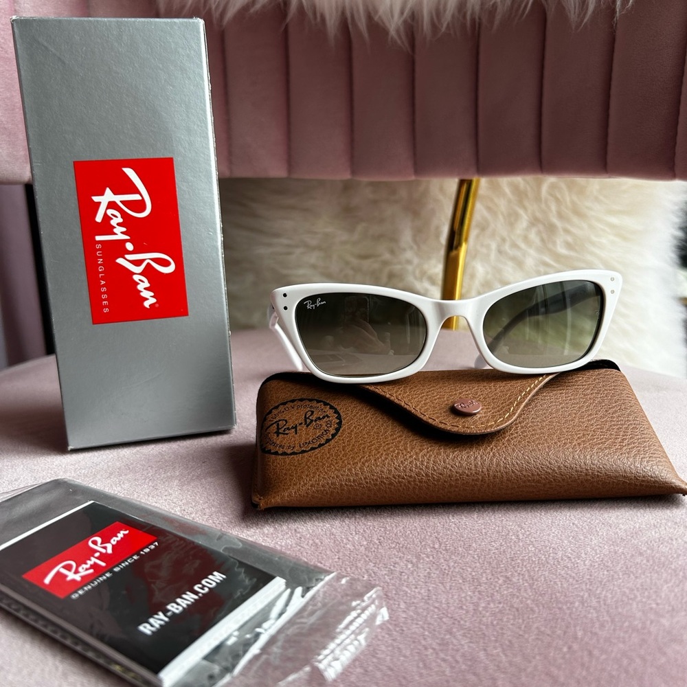 Trending Lady Burbank white sunglasses
